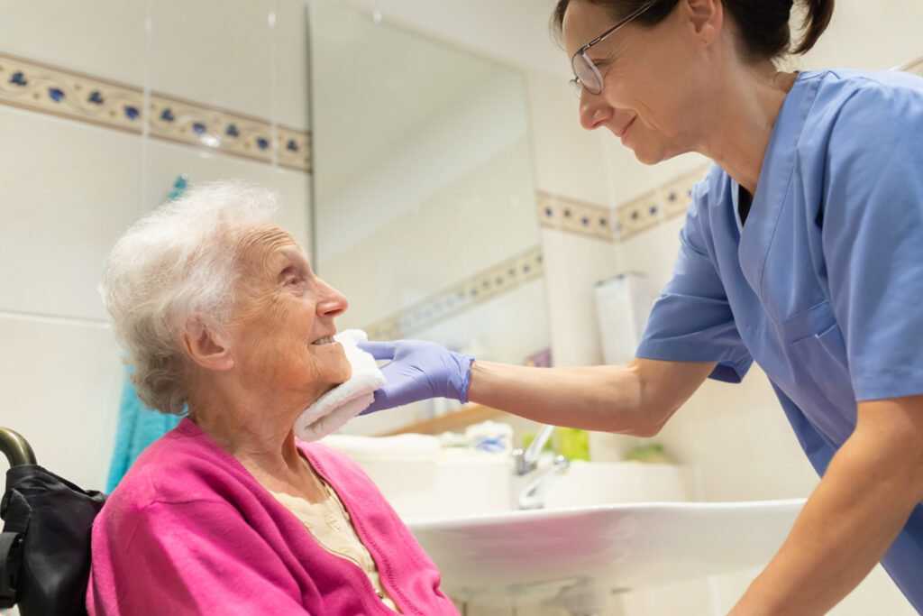 Elderly-Patient-Bathing-with-Lavender-Glove Integrated Skin Health Solutions from HALYARD*